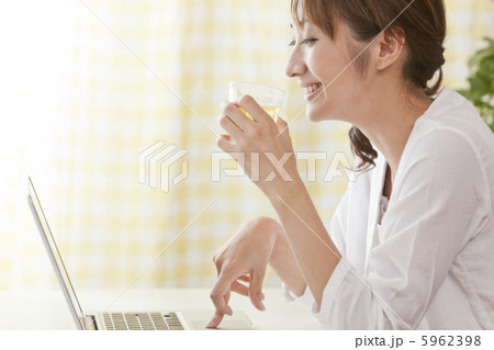 お酒を飲みながらインターネットをしている女性 お酒を飲みながらインターネットをしている女性 5962398