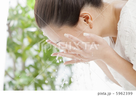 洗顔している女性 洗顔している女性 5962399