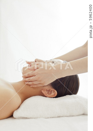 頬をマッサージされる若い女性 頬をマッサージされる若い女性 5962400