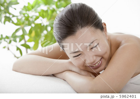 若い女性のエステイメージ 5962401