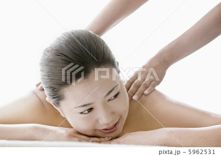 肩をマッサージされる若い女性 5962531