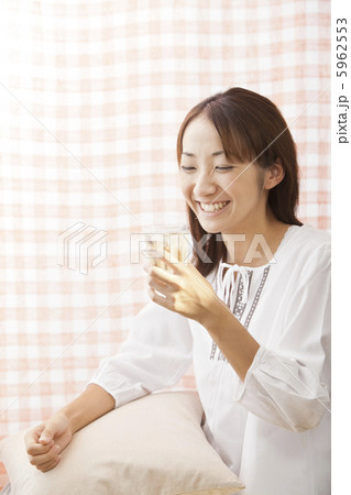 お酒を飲んでいる女性 5962553
