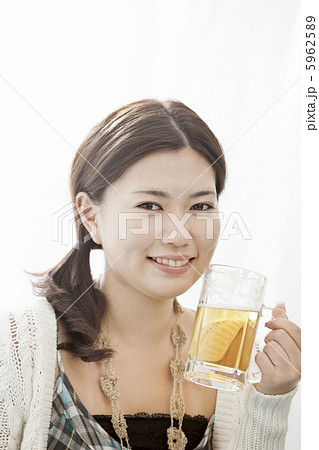 ジョッキで生ビールを飲んでいる女性 5962589