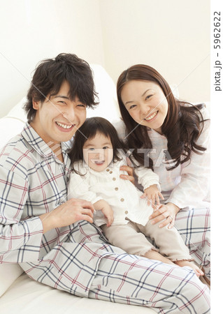 ３人家族のポートレート 5962622