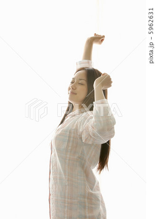 伸びをする女性 伸びをする女性 5962631