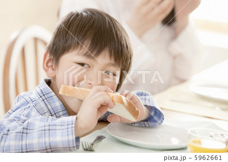 食パンを食べる男の子 5962661
