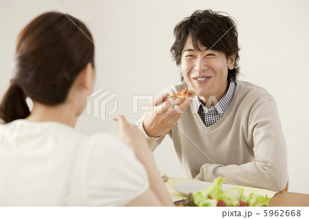 楽しく会話をしながら食事するカップル 5962668