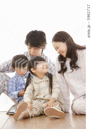 パジャマ姿でくつろぐ4人家族 5962717