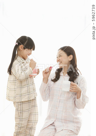 母と一緒に歯磨きをする娘 5962739