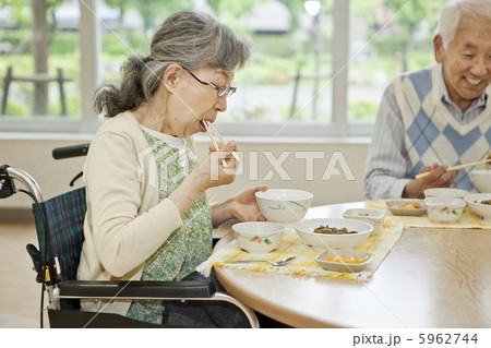 介護施設で食事をするシニア女性 介護施設で食事をするシニア女性 5962744