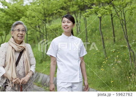 公園を散歩する女性介護士とシニア女性 5962762