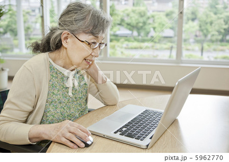 パソコンを使うシニア女性 5962770