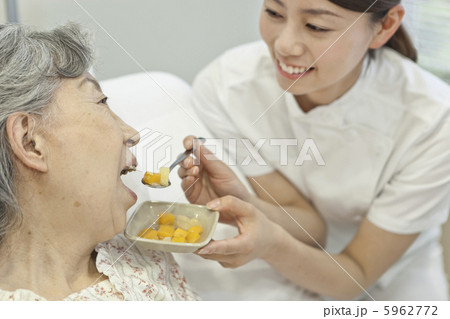 食事介護をする女性介護士 5962772