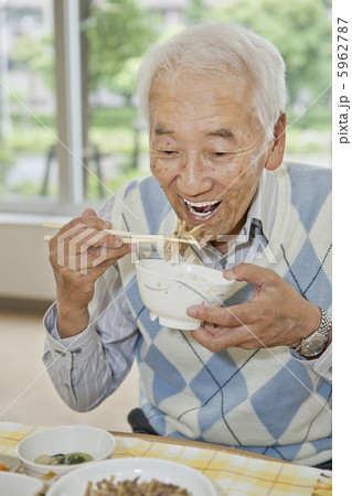介護施設で食事をするシニア男性 5962787
