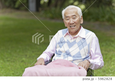 車椅子に乗ったシニア男性 5962828