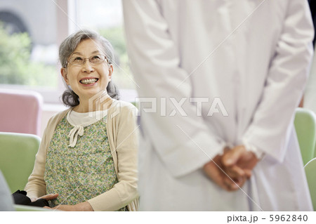 医師と笑顔で会話するシニア女性 5962840