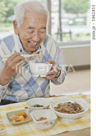 介護施設で食事をするシニア男性 5962855