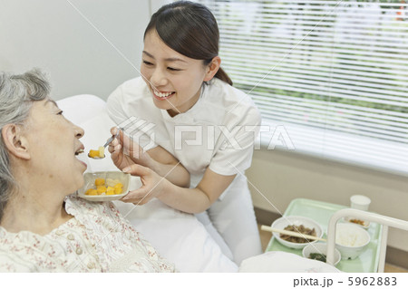 食事介護をする女性介護士 5962883