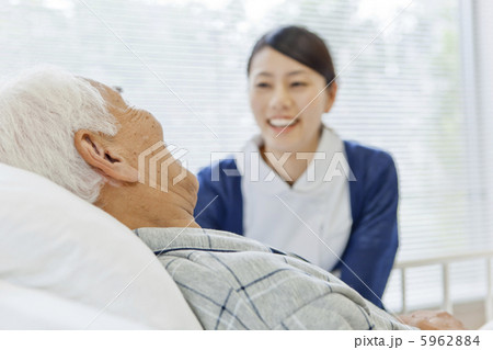 笑顔で看護師と会話するシニア男性 5962884