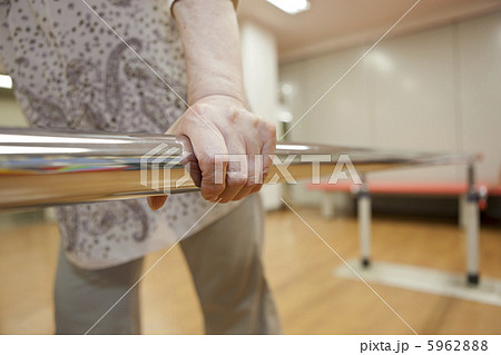 歩行訓練をするシニア女性の手元 5962888