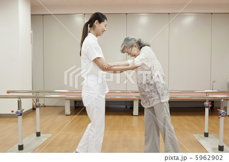 歩行訓練をするシニア女性と介護士 歩行訓練をするシニア女性と介護士 5962902