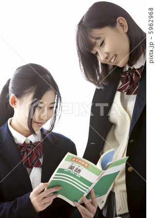 参考書を読んでいる女子高校生 参考書を読んでいる女子高校生 5962968