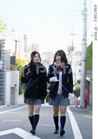 通学途中の女子高校生 通学途中の女子高校生 5962969