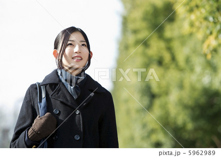 通学途中の女子高校生 5962989
