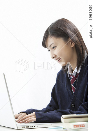 パソコンで勉強している女子高校生の写真素材