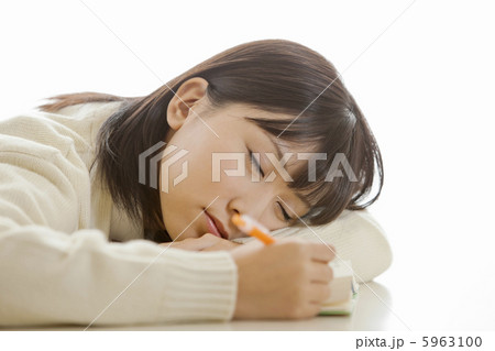 居眠りをしている女子高校生 5963100