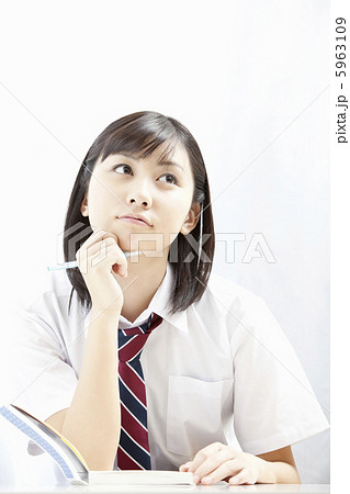考え事をしている女子高校生 5963109