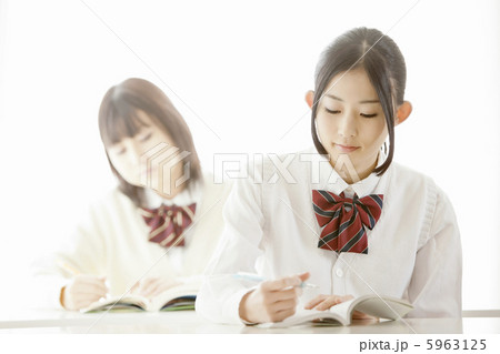 勉強している女子高校生 5963125
