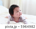 うつ伏せの赤ちゃん 5964982