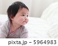 うつ伏せの赤ちゃん2　 5964983