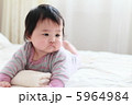 うつ伏せの赤ちゃん3　 5964984