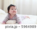 うつ伏せの赤ちゃん4 5964989
