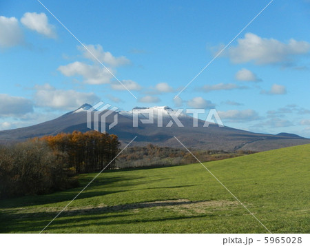 初雪の駒ヶ岳と牧草地2012 5965028