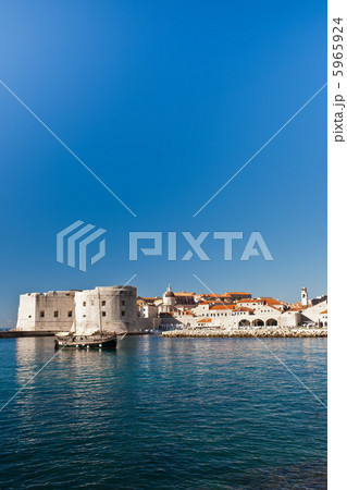 Old town of Dubrovnik over the sea 5965924