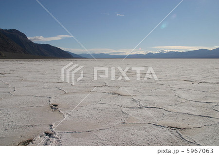 デスバレー国立デスバレー国立公園のバッドウォーター（塩湖）公園のバッドウォーター（塩湖） 5967063