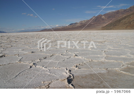 デスバレー国立デスバレー国立公園のバッドウォーター（塩湖）公園のバッドウォーター（塩湖） 5967066