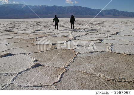 デスバレー国立デスバレー国立公園のバッドウォーター（塩湖）公園のバッドウォーター（塩湖） 5967067