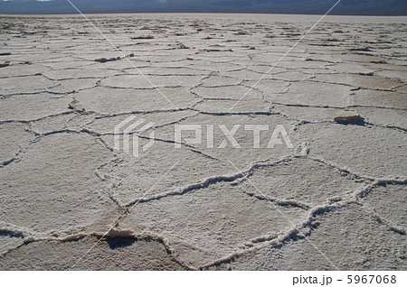 デスバレー国立デスバレー国立公園のバッドウォーター（塩湖）公園のバッドウォーター（塩湖） 5967068