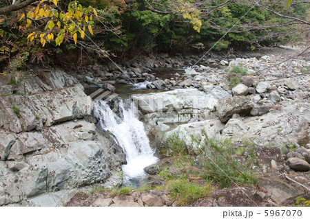山国川にある小さな滝 5967070