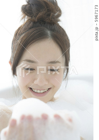 バスタブで泡をすくう笑顔の20代女性 5967173