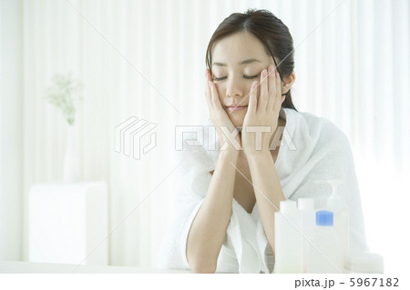 化粧をする20代女性 化粧をする20代女性 5967182