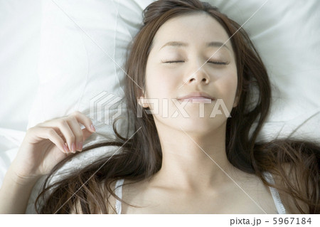 ベッドで眠る20代女性 5967184