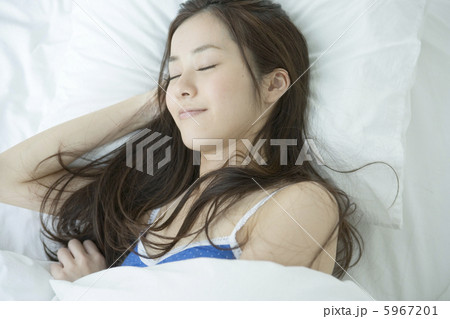 ベッドで眠る20代女性 ベッドで眠る20代女性 5967201