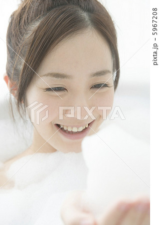 バスタブで泡をすくう笑顔の20代女性 5967208