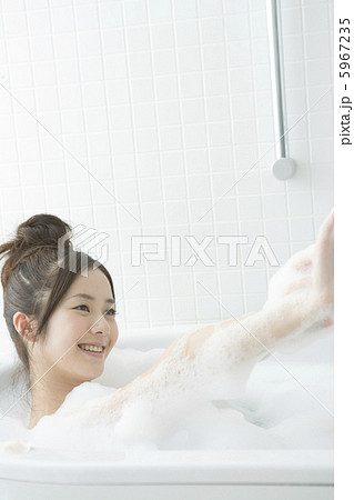 泡で満たされたバスタブにつかる20代女性 5967235