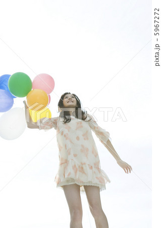 風船を持つ笑顔の20代女性 5967272